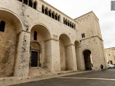 Ci spostiamo ora sul lato nord della Basilica, posto su largo Papa Urbano II e caratterizzato da arcate ampie e profonde sulle quali corre l�elegante loggiato